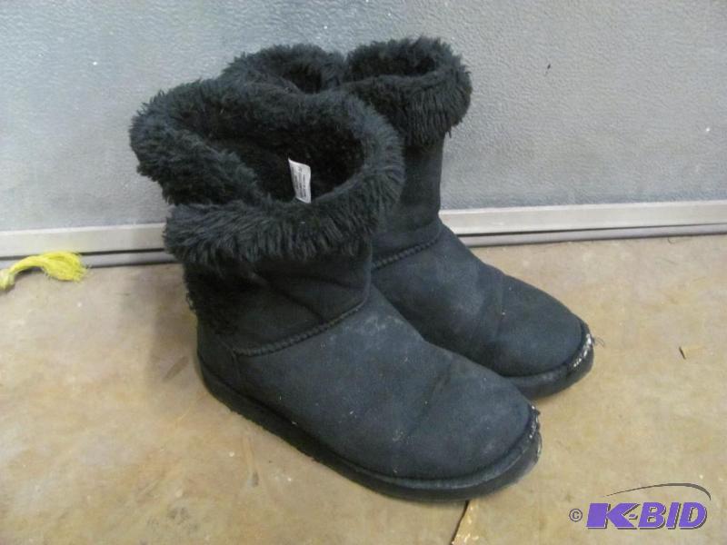 Pair of Womens SNOWY CREEK Winter Boots. Siz...