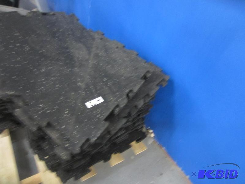 25)  38 inch 24 x 24 Rubber Puzzle Floor Tiles