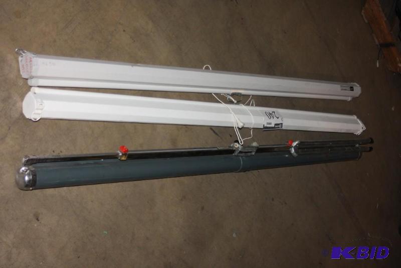 lot 240 image: Lot of (3) Miscellaneous Da-Lite Lighting Fixtures app. 2 Wall Mounted at 73, app. 1 ct. Stand-Alo