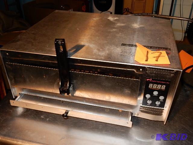 lot 17 image: WISCO Table top pizza oven.