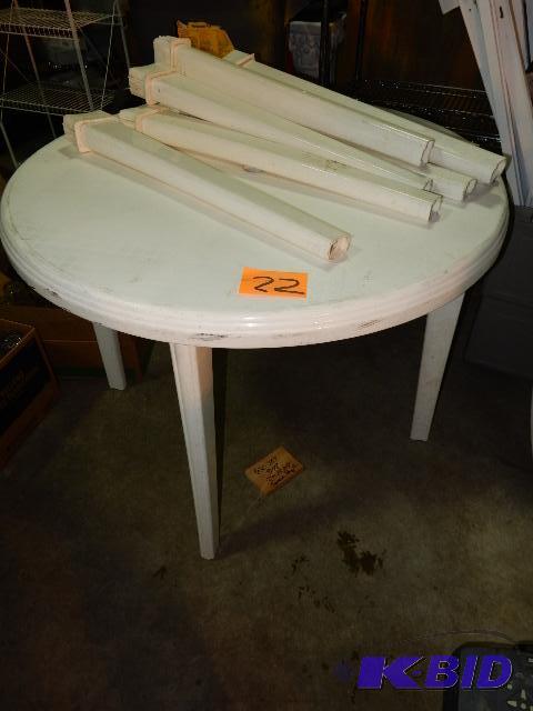 lot 22 image: 4 Round Plastic Tables
