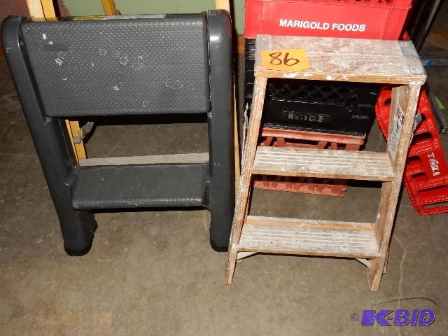 lot 86 image: 2 small step ladders