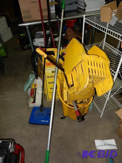 lot 90 image: Cleaning supplies