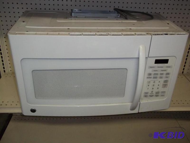 lot 14 image: GE Under cabinet microwave with mounting brac...