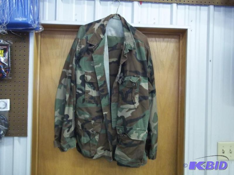 lot 40 image: Camo Shirt and pants. size X-Large Regular...