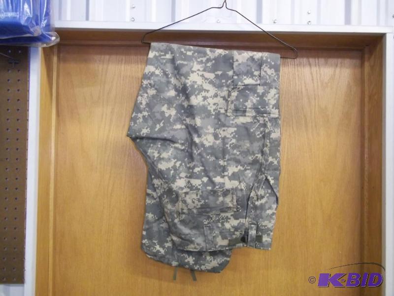 lot 42 image: Camo Pants Size X-Large Regular...