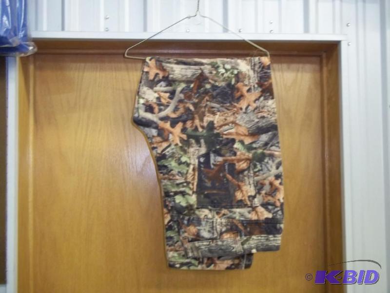 lot 43 image: Camo Pants Size 42-32 Regular...