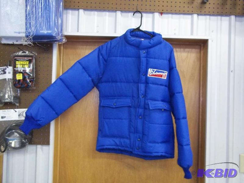lot 9 image: Mr. Goodwrench Insulated Jacket Size 40-42 M...