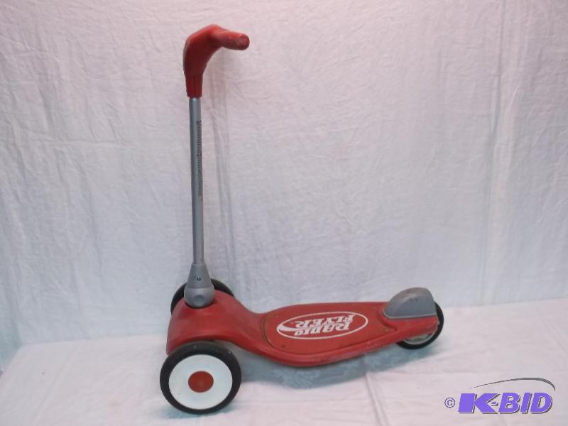 Radio Flyer 3 wheel scooter has a few scuffs ...