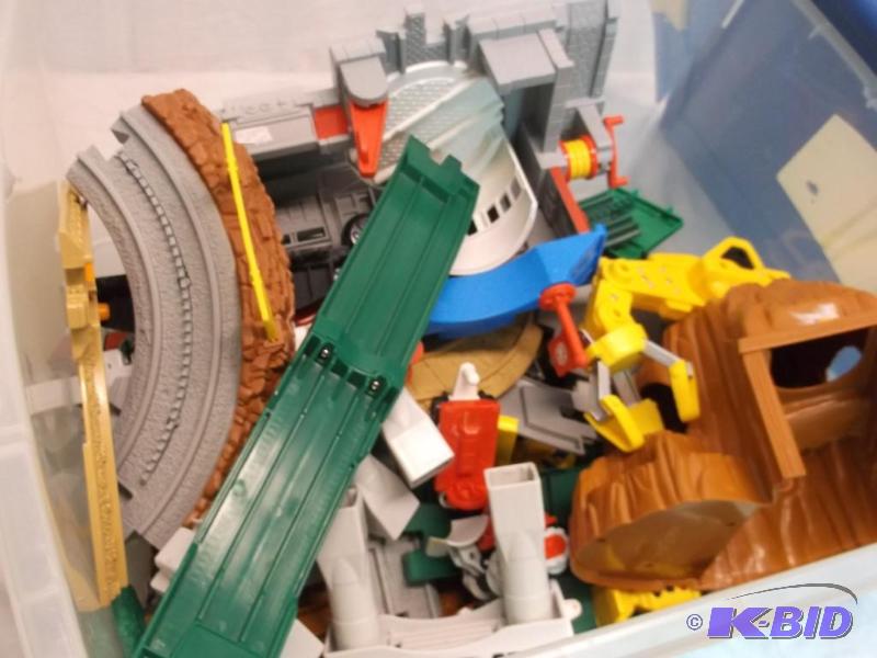 Geo Trax rail &amp road system comes in larg...