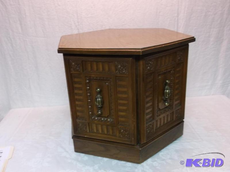 Nice octagon end table measuring 23 34&quot...