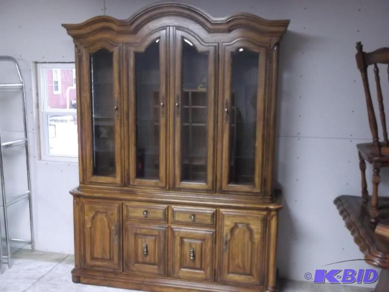 Beautiful Thomasville hutch with 9 glass shel...