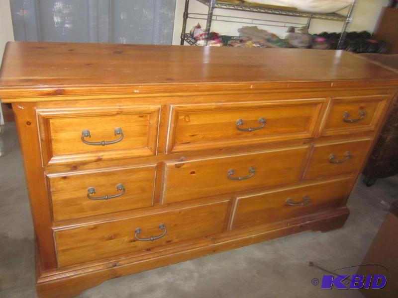 lot 102 image: Large (8) drawer solid knotty pine dresser, 6...