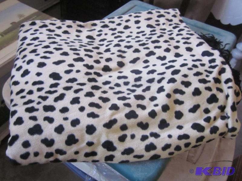 lot 107 image: Plush Leopard print velvet blanket throw.&nbs...