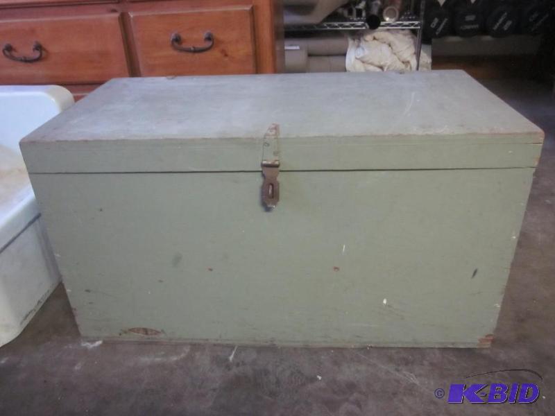 lot 114 image: Large wooden storage crate box with rope hand...