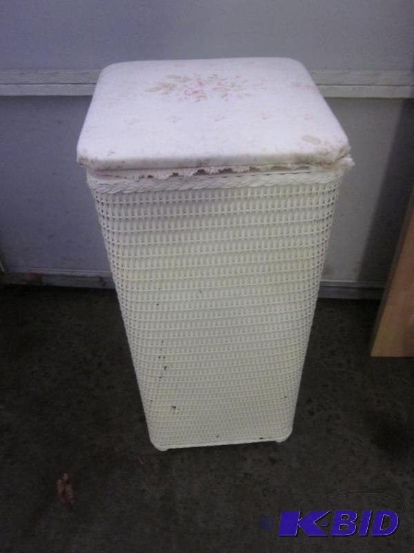lot 22 image: Vintage wicker hamper basket with Shabby fabr...