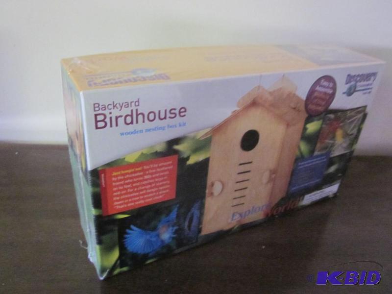 lot 49 image: Discovery new in the box Backyard Birdhouse k...