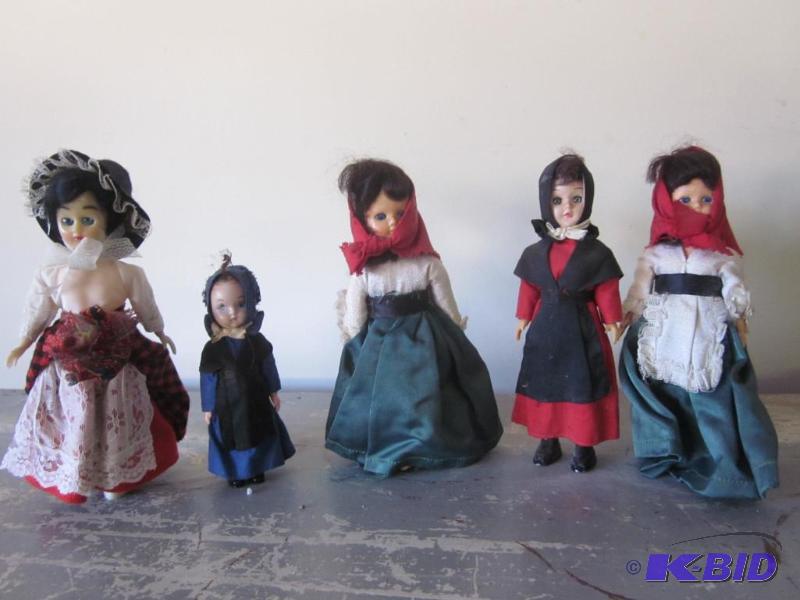 lot 77 image: Lot of (5) Vintage early plastic dolls.  &nbs...