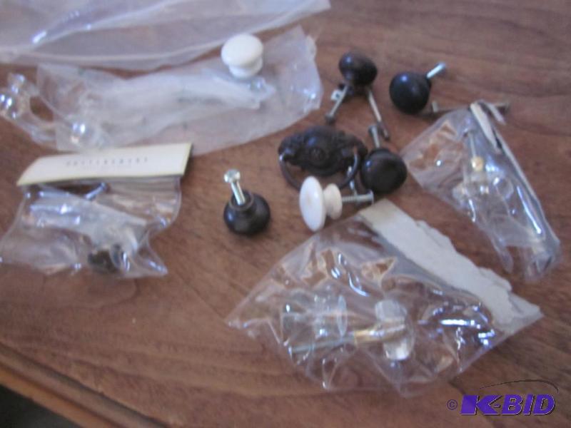lot 89 image: Lot of miscellaneous pulls and knobs, some ne...