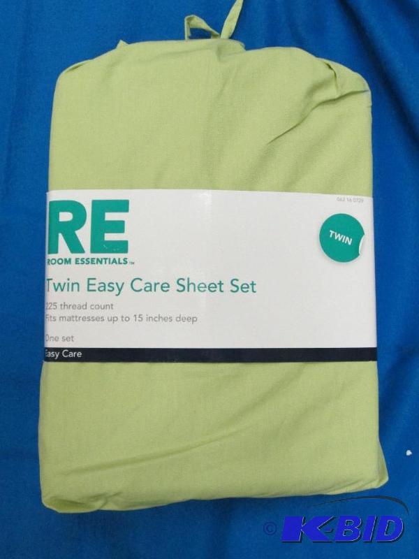 lot 36 image: Room Essentials Twin size 225 count sheet set...