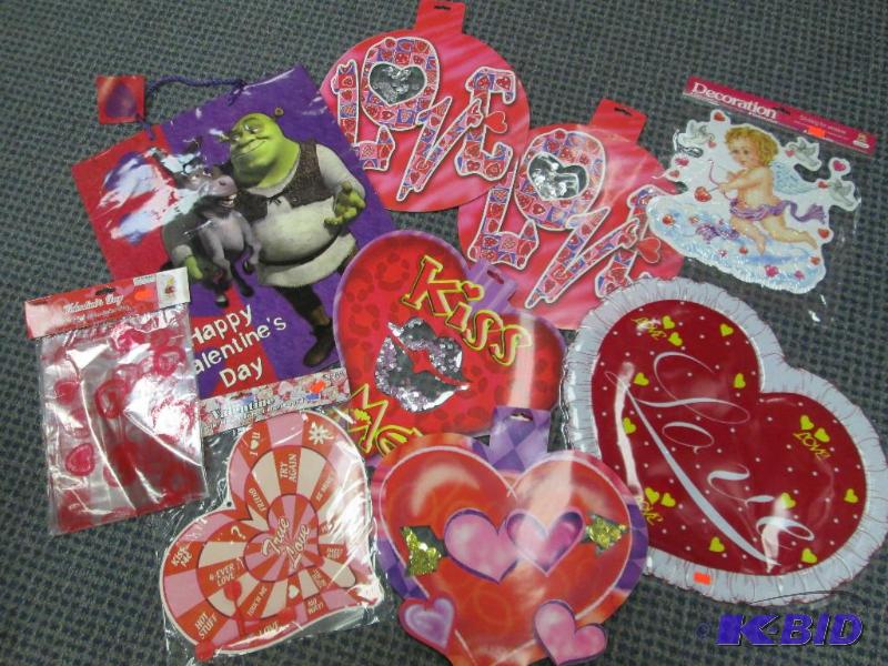lot 61 image: Lot of assorted Valentines decorations and a ...
