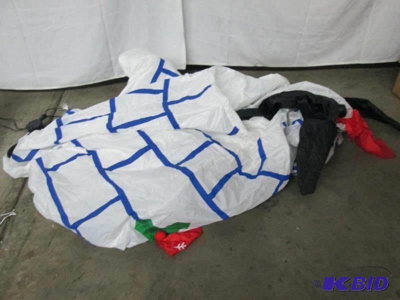 lot 49 image: Alcove 6 Inflatable Penguin Ingloo