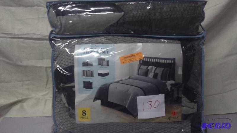 lot 130 image: Comforter Set