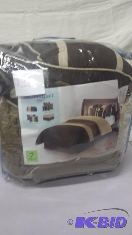 lot 131 image: Comforter Set
