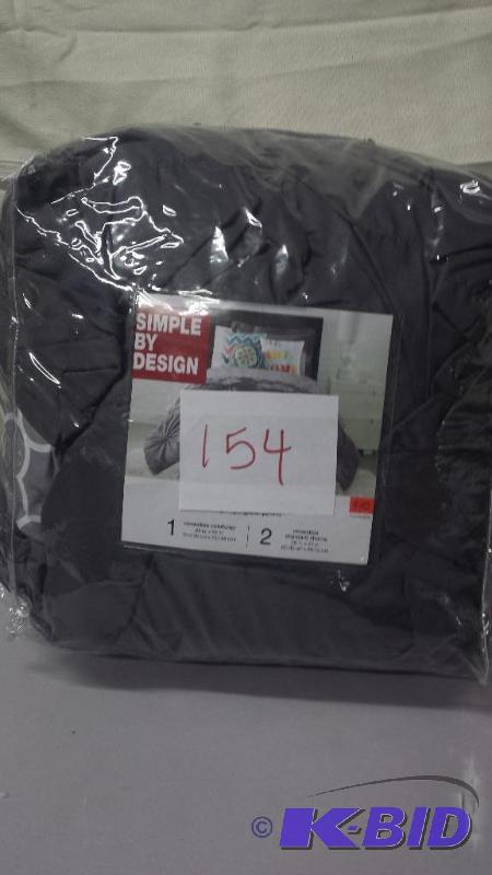 lot 154 image: Comforter Set