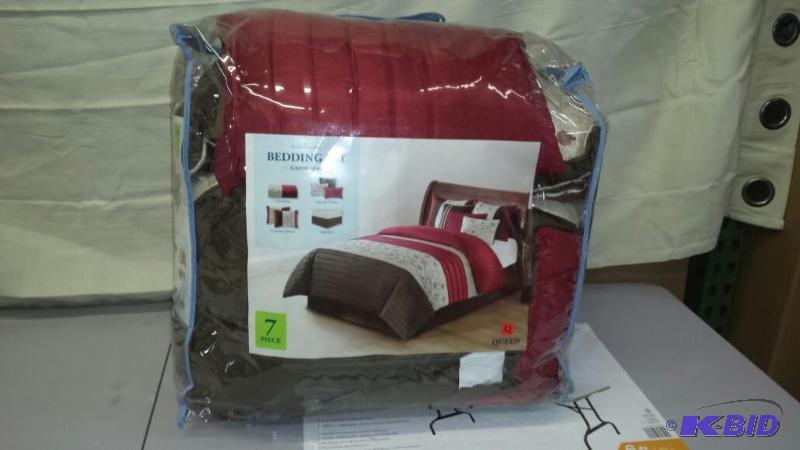 lot 224 image: Comforter Set