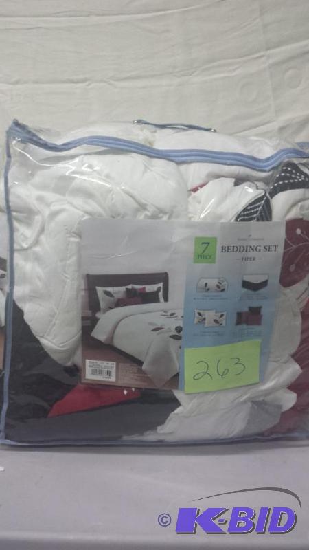 lot 263 image: Comforter Set