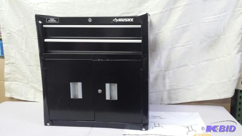 lot 32 image: Husky 26 Tool Box Dental