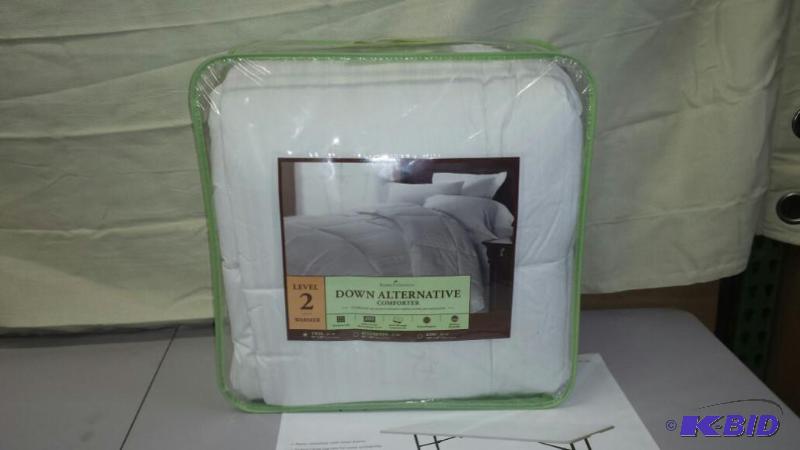 lot 45 image: Down Alternative Twin Comforter