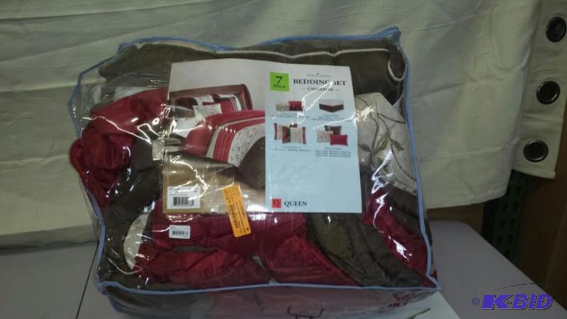 lot 47 image: Home Classic Queen 7 pc Bedding