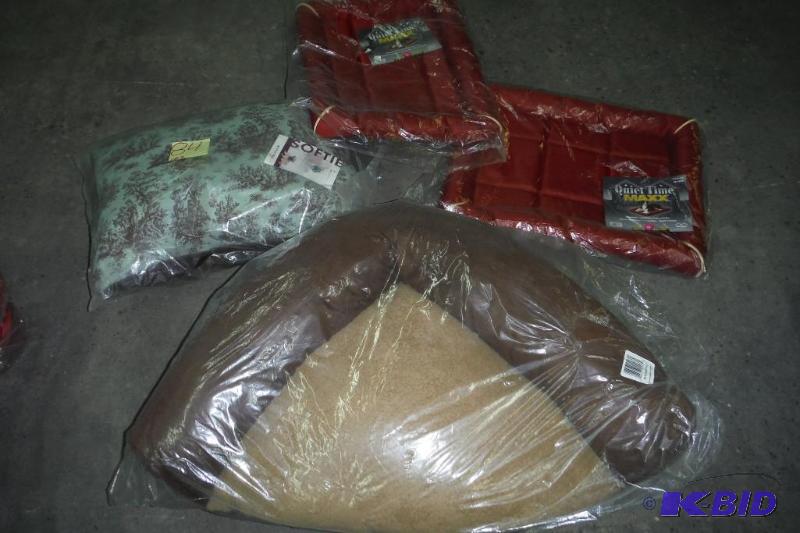 Lot of 4 dog pillowsBeds