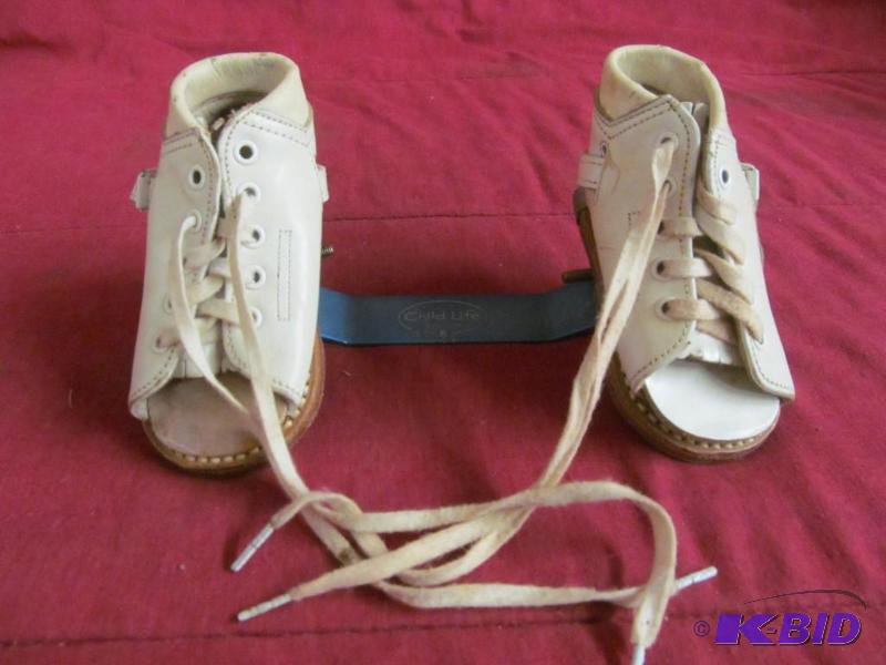 lot 30 image: Child Shoes