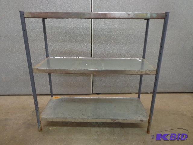 lot 124 image: Utility Shelving Unit   3 Tear Metal Shelf  3...