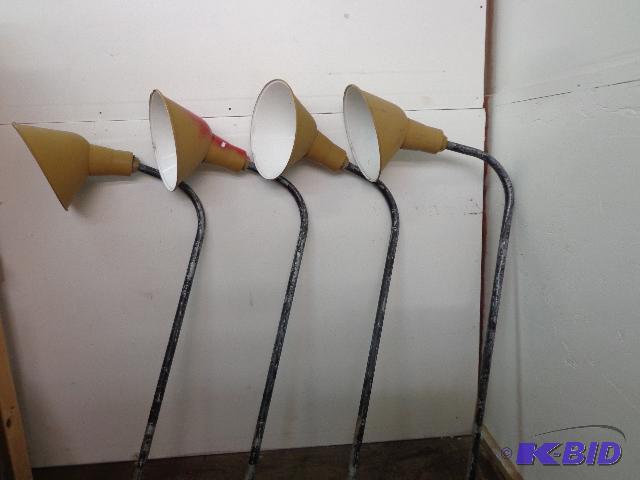 lot 15 image: Vintage Porcelain Industrial Lights   110 Vol...