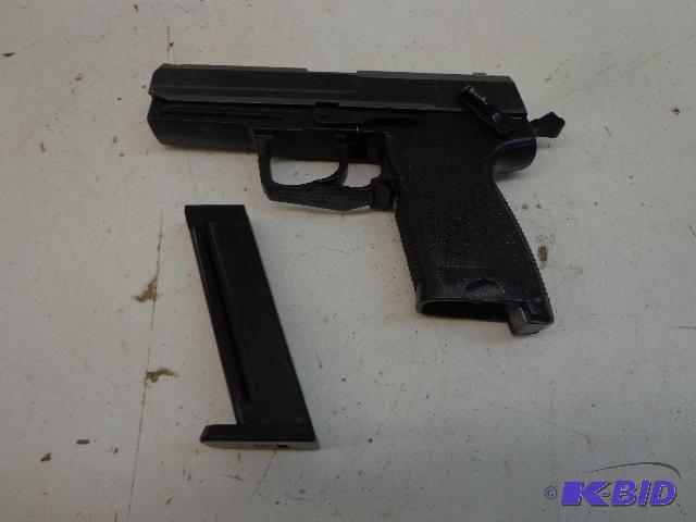 lot 30 image: Toy Gun   Appears that the Hammer doesnt wor...