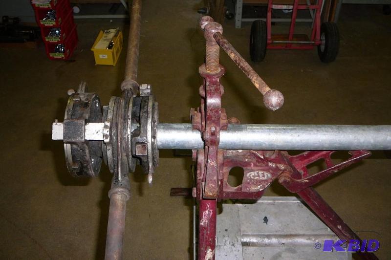 lot 7 image: Pipe Threader and stand REED Stand #1 S -Fold...
