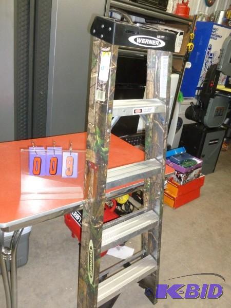 lot 9 image: Werner 5 fiberglassaluminum ladder. Has min...