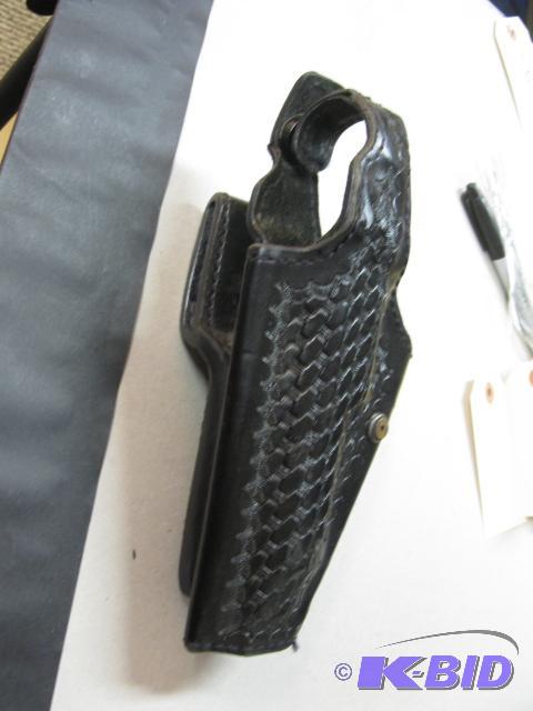 lot 30 image: Safariland holster Model 200...