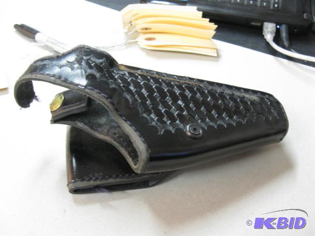 lot 32 image: Safariland holster Model 200, worn condition...