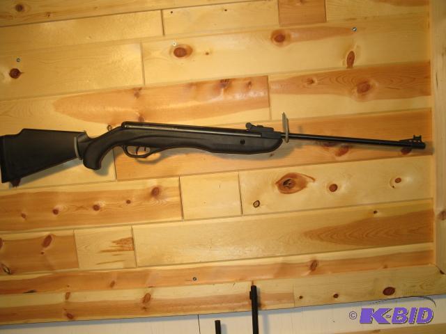 lot 8 image: Crosman Phantom air rifle, one pump break bar...