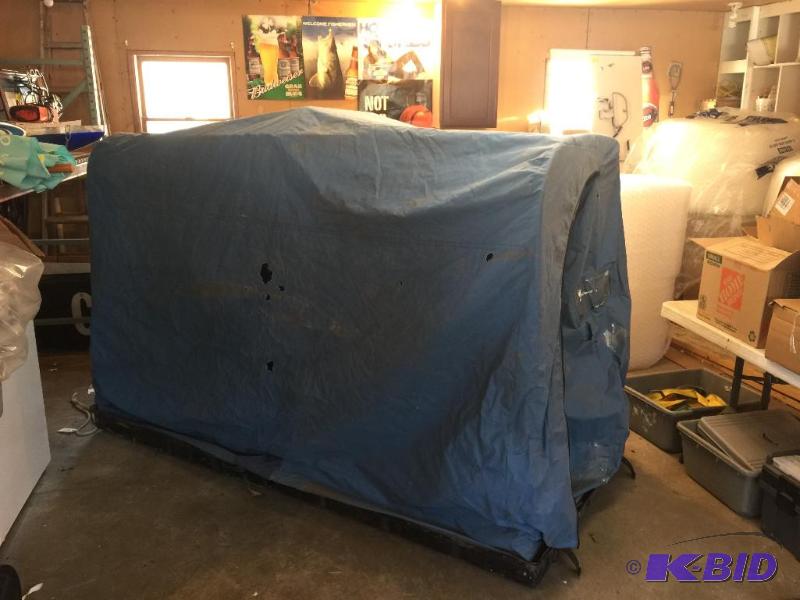 4 man icehouse, portable, has some mouse hole...