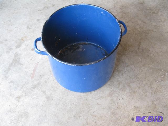 Vintage porcelein cooking pot...