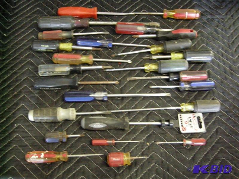 lot 107 image: Group screwdrivers