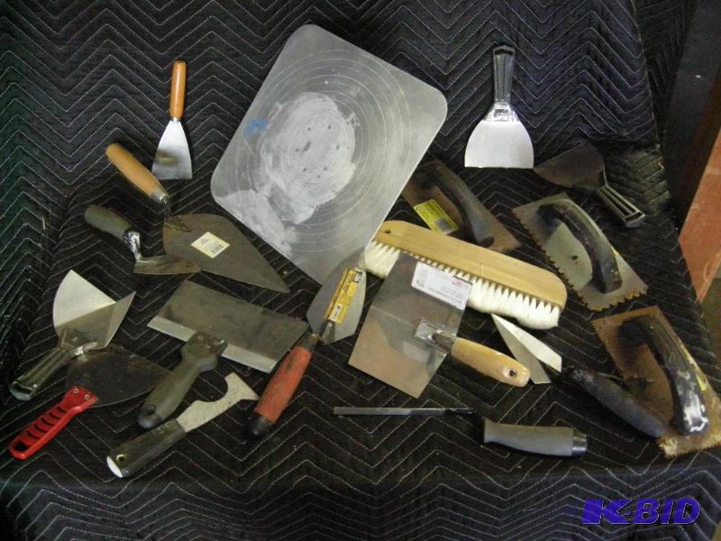 lot 121 image: Group trowels and mudding tools