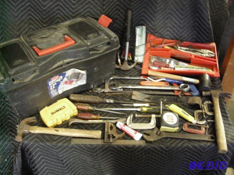 lot 126 image: Large toolbox with tools
