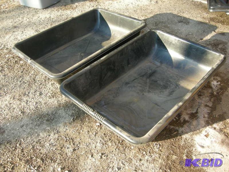 lot 20 image: 2 plastic tubs